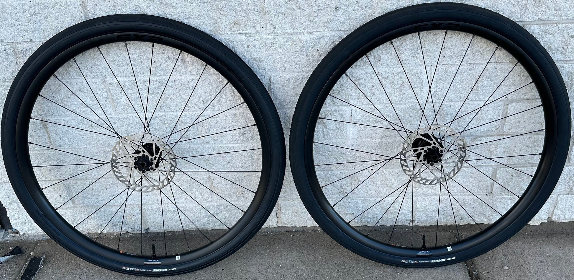 SX2 Gravel Wheelset - 700c Thru-Axle, 10-Speed HG